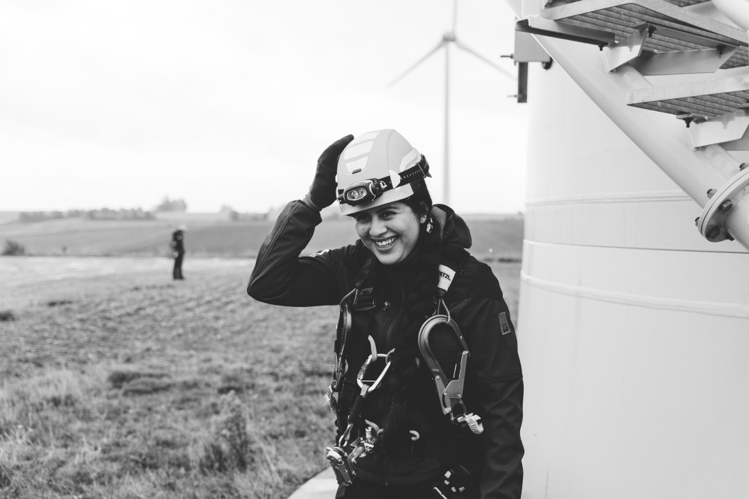 chargée d'exploitation avec son matériel sur un chantier H2air