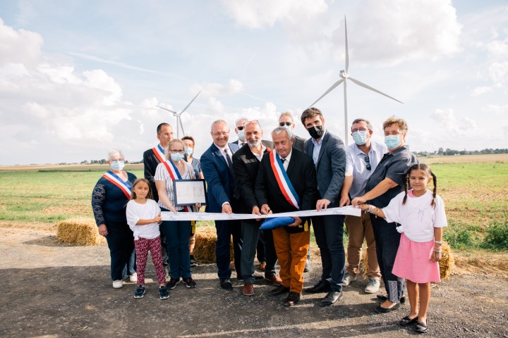Inauguration d'un parc éolien en présence du maire de la commune